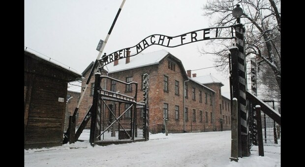 Auschwitz, fa il saluto nazista: arrestata. Lei si giustifica: «Era uno scherzo»