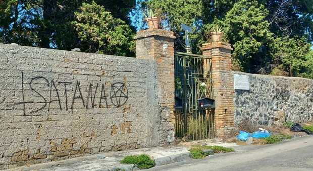 Napoli Est, scritte e simboli satanici sul muro del cimitero storico di Barra