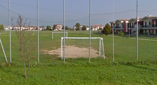 Campo di calcio usato dai migranti viene vietato ai "maggiori di 14 anni", scatta la protesta