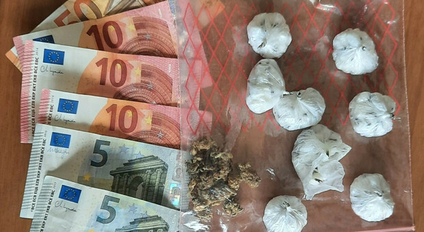 Napoli, perquisita un'abitazione: sequestrate 305 dosi di cocaina