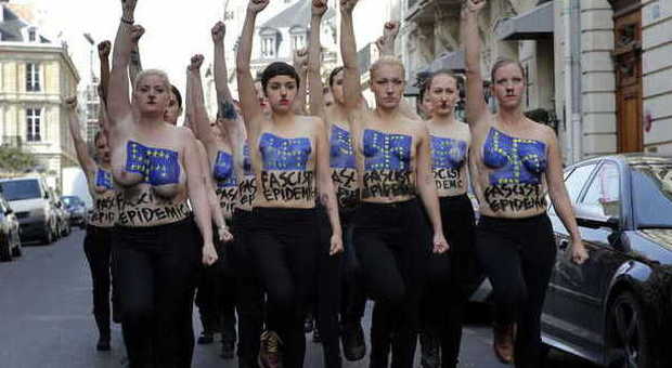 Parigi, le Femen a seno nudo contro Marine Le Pen: «Basta col fascismo»