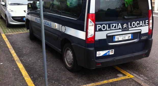 Il veicolo della polizia locale di Treviso finito nel mirino dei "leoni da tastiera"