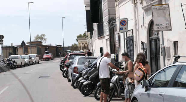 Napoli, tre parcheggiatori abusivi denunciati dalla polizia a Posillipo