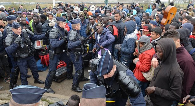 Calais, maxi rissa tra migranti: 13 feriti, 4 sono gravi