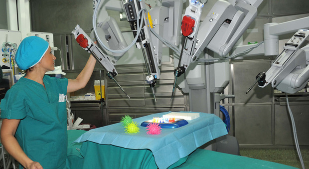 Chirurgia mininvasiva, al Pascale installato il secondo robot da Vinci
