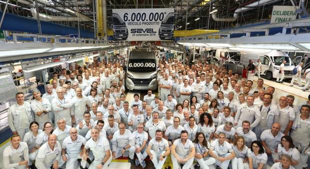 I lavoratori della Sevel di Atessa in una foto del settembre 2018 quando dalla catena di montaggio uscì il Ducato numero 6.000.000