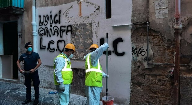 Napoli, spuntano nuove scritte al posto del murales del rapinatore Caiafa: subito rimosse