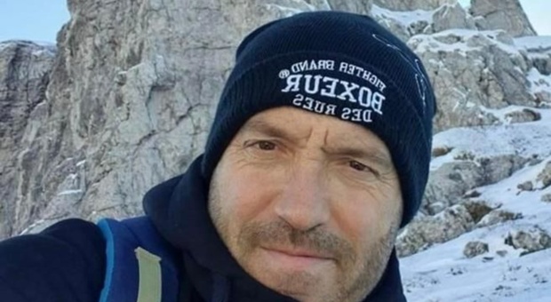 Mauro, papà di 47 anni, perde la vita in montagna: sul ghiacciaio con le ciaspole cade in un crepaccio e muore