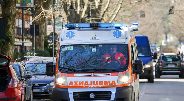 Danneggiata un'ambulanza a Portici