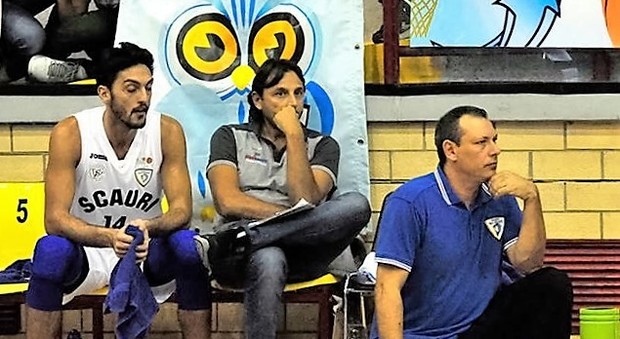 Il coach dello Scauri Enrico Fabbri (a destra) con l'ala Andrea Lombardo (a sinistra) ed il vice Vincenzo Pontecorvo (al centro)