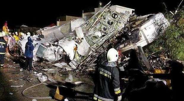 Tifone a Taiwan, aereo si schianta in atterraggio: 51 morti e sette feriti
