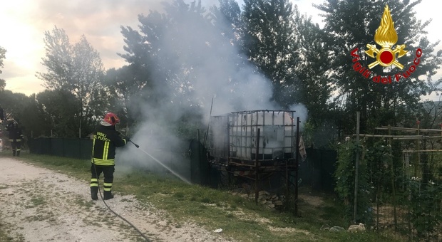 Teli e serbatoi in fiamme: i vigili del fuoco mettono in sicurezza gli orti