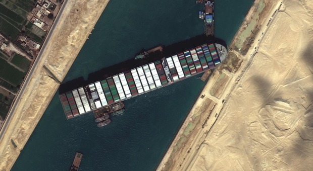 Suez non si sblocca, coda di 370 navi: molti decidono per il periplo dell'Africa
