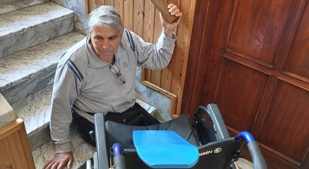 Gambe amputate dopo una trombosi, ma Maurizio non ha l'invalidità. «Costretto a strisciare per uscire di casa»
