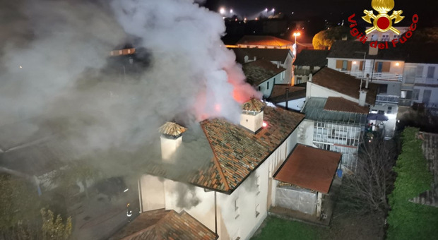 Campoformido. Incendio dalla canna fumaria, a fuoco il tetto di una casa bifamiliare
