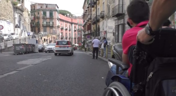 Napoli, città ad ostacoli per i disabili: che pericolo tra le auto in corsa