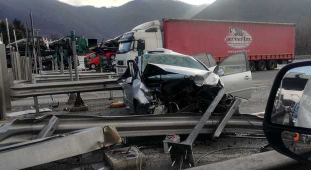 Carambola sul raccordo autostradale: caos e traffico in tilt: grave un 23enne