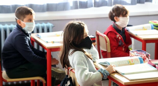 In Italia picco superato? Ora allarme scuola: i contagi aumentano solo tra i bambini (e la curva può risalire)