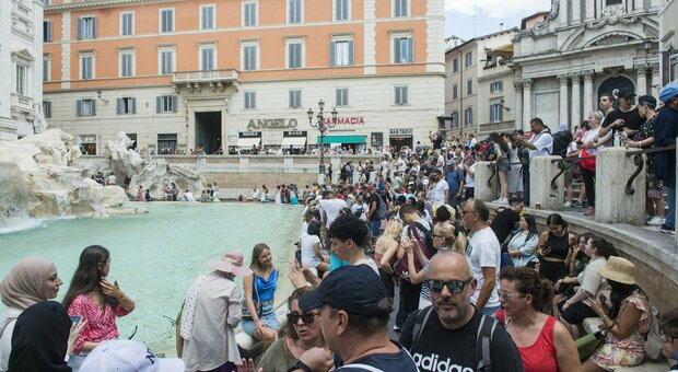 Roma, furto di monete dentro la Fontana di Trevi: fermato svizzero di 35 anni