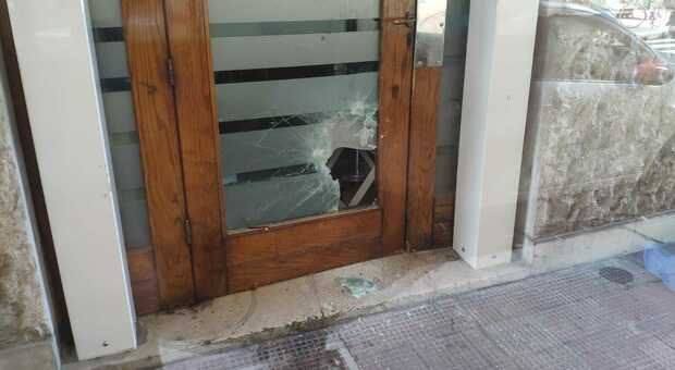Allarme sicurezza, nuova spaccata in centro: i malviventi si feriscono con il vetro della porta. Quarto colpo in una settimana