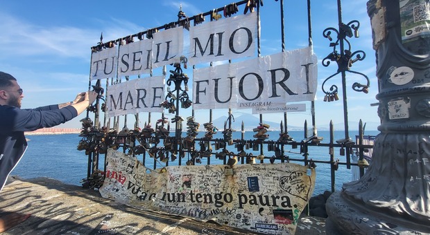 Napoli lungomare, boom di lucchetti dell'amore sullo striscione "Mare fuori "