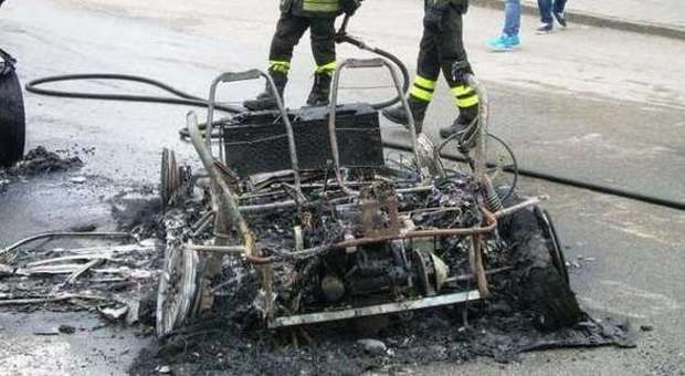 Benevento, minicar in fiamme: paura per un quindicenne al volante | Foto