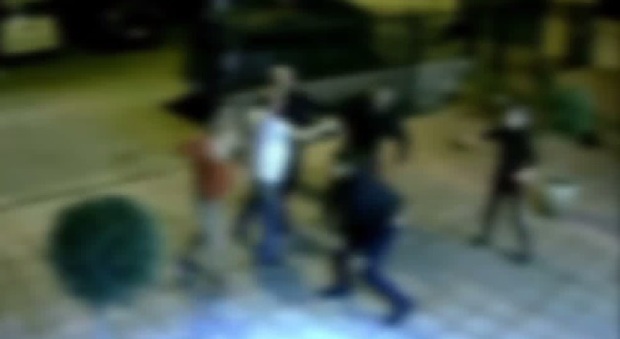 Messina, picchiano a sangue due fornai di Giardini Naxos: 4 giovanissimi “incastrati” dalle telecamere di videosorveglianza