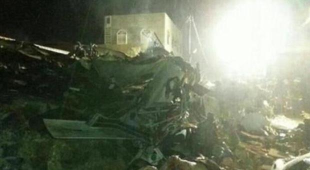 Taiwan, aereo precipita: atterraggio d'emergenza. 47 morti. "Volava nel mezzo del tifone Matmo"