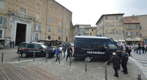 Controlli dei carabinieri alla basilica di Loreto in una foto d'archivio
