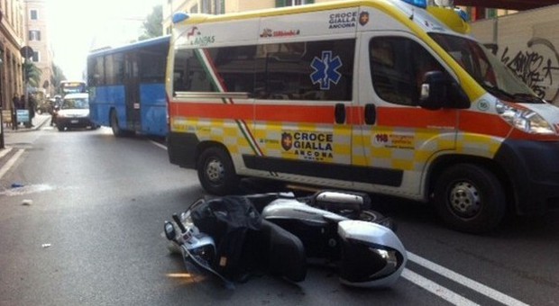 Ancona, scooterista investe pedone in centro: due feriti, uno è grave