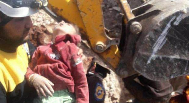Siria, bombe sul nascondiglio dei bambini: è strage a Idlib