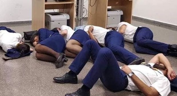 Ryanair, gli assistenti di volo dormono sul pavimento in attesa dell'aereo: licenziati