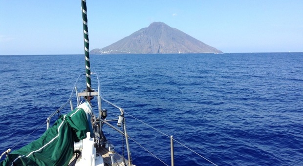 L'assalto dei pirati napoletani alle Eolie: papà e figlio 14enne saccheggiano barca a vela a Stromboli
