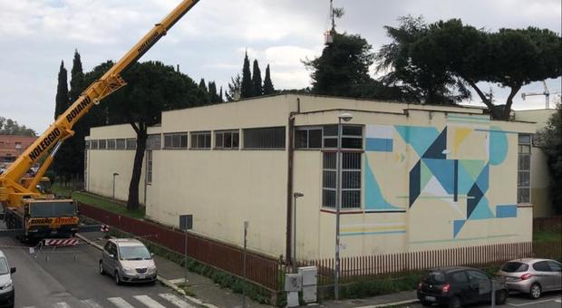 Maxigru per tagliare albero pericolante dentro la scuola, chiusa via Legnano a Latina