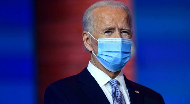 Covid, gli Usa cambiano rotta. Biden rende la mascherina obbligatoria: necessaria la N95, ecco perché