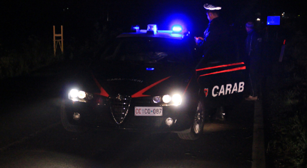 ubriaco sparge il terrore al circolo, in caserma spintona e minaccia i carabinieri