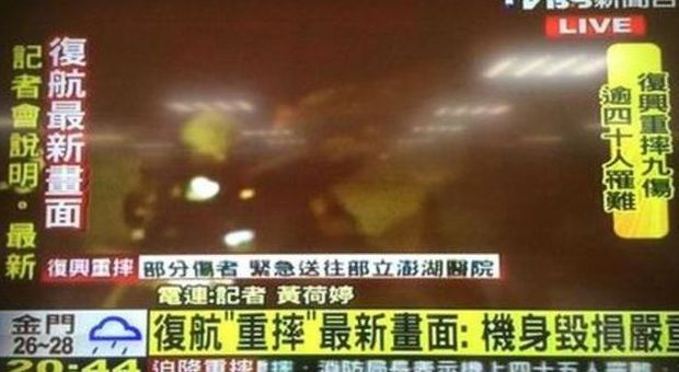 Taiwan, aereo si schianta in atterraggio una cinquantina di morti e sette feriti