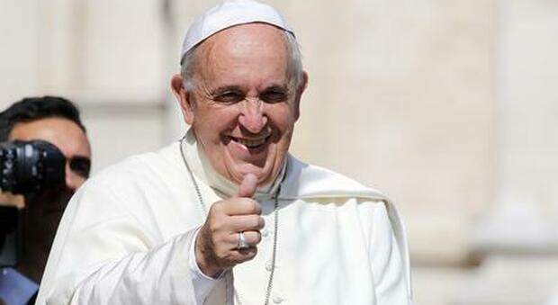 Papa Francesco bloccato dalla sciatalgia salta l'omelia a San Pietro (e viene messo a dieta)