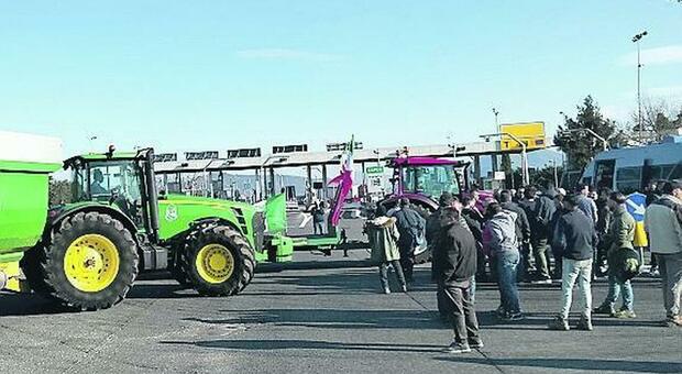 Agricoltori, la protesta in autostrada