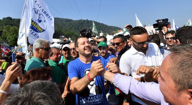 Salvini sul palco di Pontida con il rosario