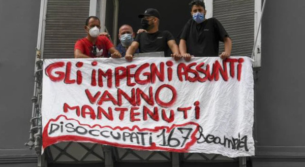 Napoli, i disoccupati di Scampia occupano la sede del Pd: «Vogliamo incontrare il ministro Orlando»