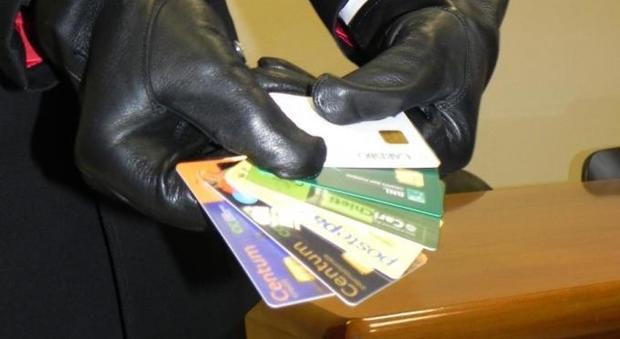 Banda in manette: clonavano carte di credito dei turisti degli hotel
