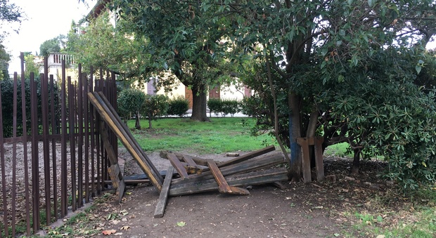 Fano, vandali scatenati: distrutti gli arredi al parco sotto la Rocca