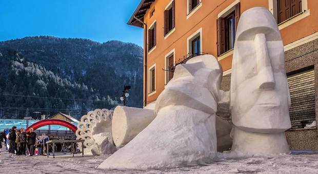 Una maxi scultura realizzata scolpendo la neve a Pontebba