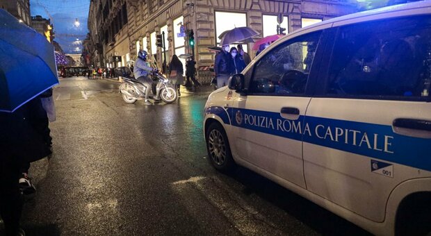 Roma, molotov e coltello: assalto alla volante in via del Corso