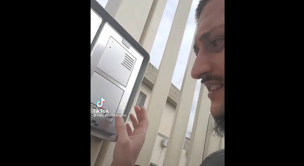 Napoli, si filma mentre offende i carabinieri e posta il video su TikTok: denunciato