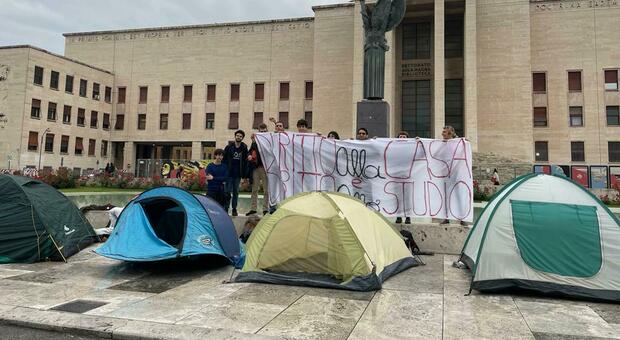 Universitari in tenda per protesta, dopo Milano tocca a Roma: «Situazione insostenibile» FOTO