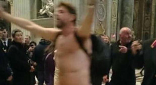 Un uomo nudo entra nella basilica di San Pietro. La foto finisce su fb, lui viene fermato