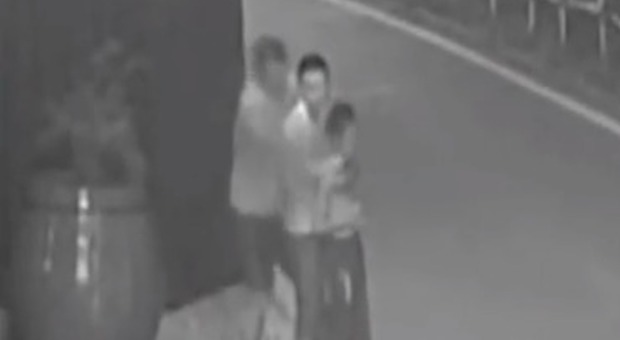 Cina, un bimbo viene rapito e tenuto in ostaggio: gli attimi della liberazione in un video