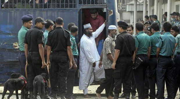 Bangladesh, pena di morte per 152 militari accusati di ammutinamento